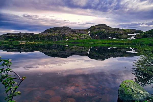 Hügel Spiegeln Sich Klaren Küstenwasser Der Barentssee — Stockfoto