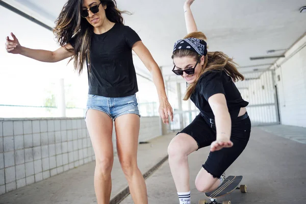 Młoda Kobieta Skateboarding Przejściu Podziemnym — Zdjęcie stockowe