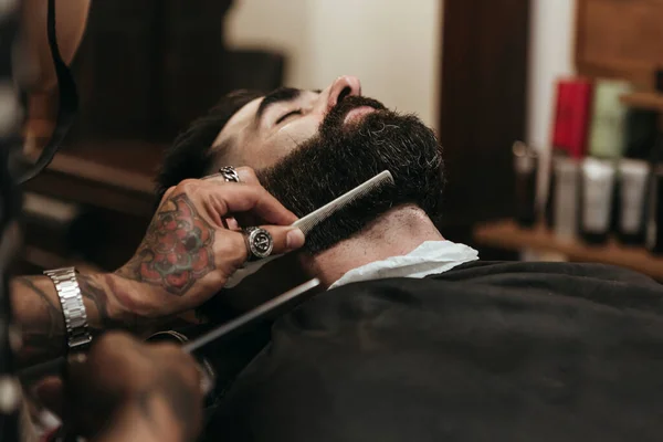 Peluquero Peinando Barba Del Cliente Salón —  Fotos de Stock