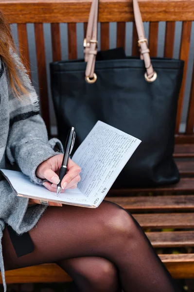 Mujer Escribiendo Diario Mientras Está Sentado Banco Madera —  Fotos de Stock