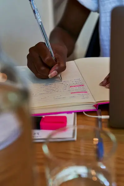 Primer Plano Joven Mujer Escribiendo Notas Libro Sobre Mesa Casa —  Fotos de Stock