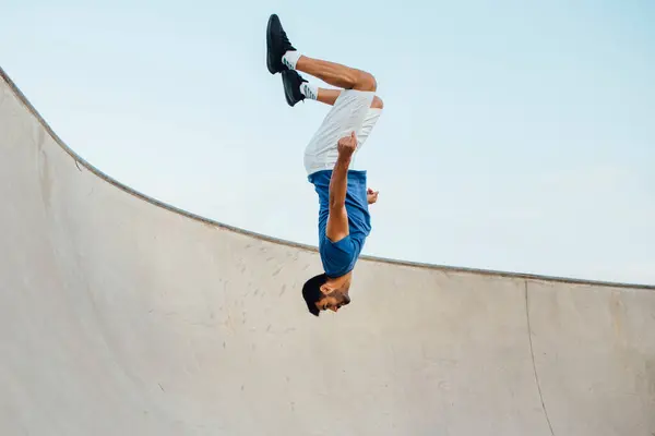 Upside Young Man Doing Wallflip Sports Ramp Sky — Stock Photo, Image