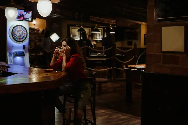 Střední Dospělá Žena Pije Pivo Zatímco Sedí Stolu Restauraci — Stock fotografie