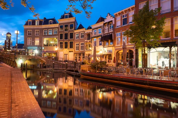 Нидерланды Южная Голландия Лейден Боковой Кафе Ряд Таунхаусов Отражающихся Канале — стоковое фото