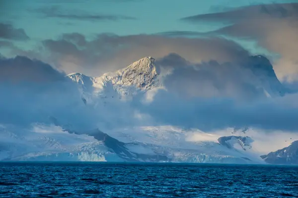 Nubes Que Cubren Las Montañas Costeras Isla Elefante —  Fotos de Stock