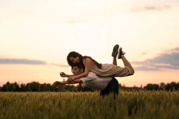 Dançando Casal Campo Durante Pôr Sol — Fotografia de Stock