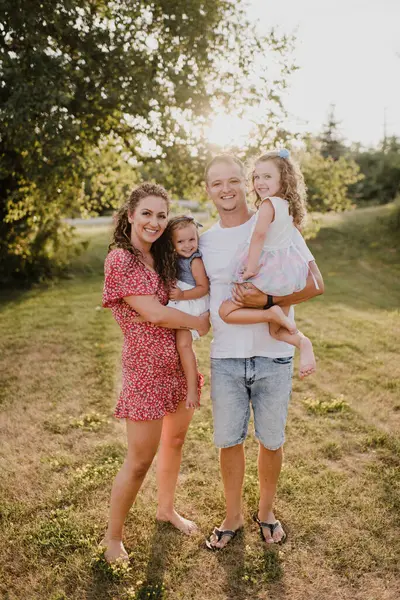 Retrato Padres Felices Con Dos Hijas Pie Prado — Foto de Stock