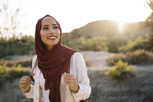 Zâmbind Tânără Femeie Turistică Purtând Hijab Peisaj Deșert Uitându Jur — Fotografie, imagine de stoc