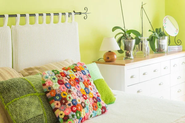 Cama Quarto Com Almofada Floral Colorida — Fotografia de Stock