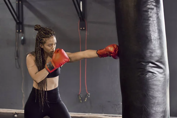 Женщины Боксеры Красных Перчатках Практикуют Боксерские Упражнения Боксерской Груше Спортзале — стоковое фото