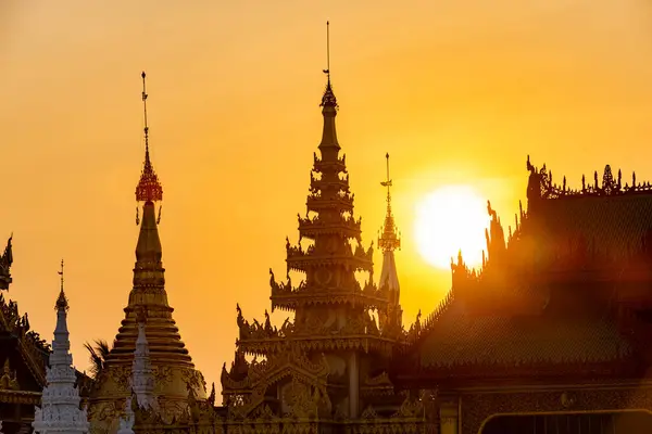 Myanmar Yangon Menara Emas Pagoda Shwedagon Saat Matahari Terbenam — Stok Foto