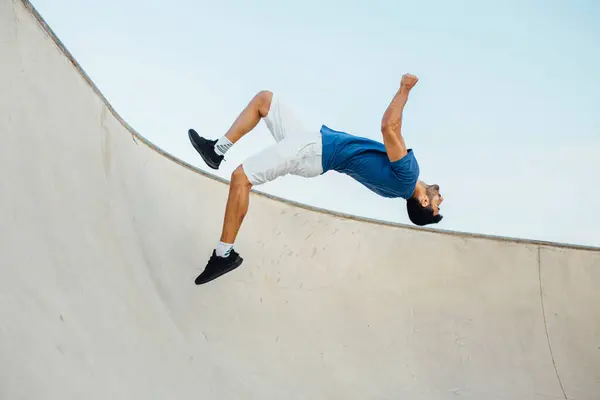 Joven Haciendo Wallflip Rampa Deportiva Contra Cielo — Foto de Stock