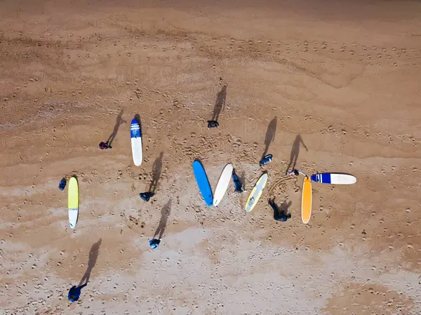 Вид Воздуха Серферов Готовящихся Песчаном Пляже — стоковое фото