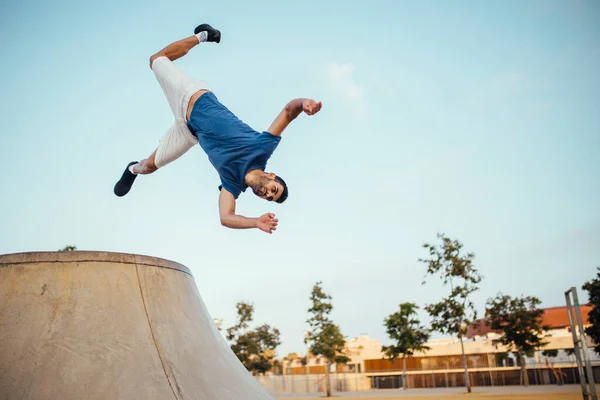 Ung Mand Hoppe Mens Udfører Stunt Mod Himlen Byen - Stock-foto