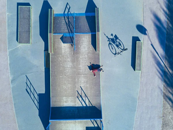 Homem Deitado Rampa Concreto Parque Skate Vista Aérea — Fotografia de Stock