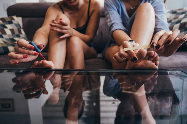 Vrouwelijke Vrienden Verwennen Zich Thuis — Stockfoto