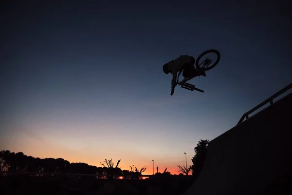 Silhouette Giovane Uomo Esibendosi Acrobazia Con Bicicletta Contro Cielo Limpido — Foto Stock