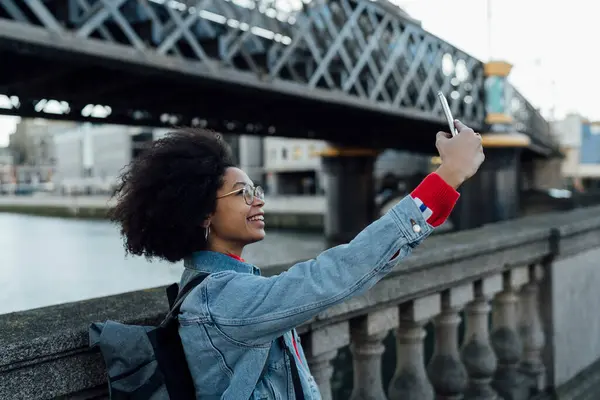 Afro Młoda Kobieta Robi Selfie Smartfona Stojąc Przy Poręczy Mieście — Zdjęcie stockowe