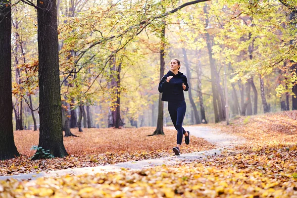 Młoda Kobieta Jogging Jesiennym Lesie — Zdjęcie stockowe