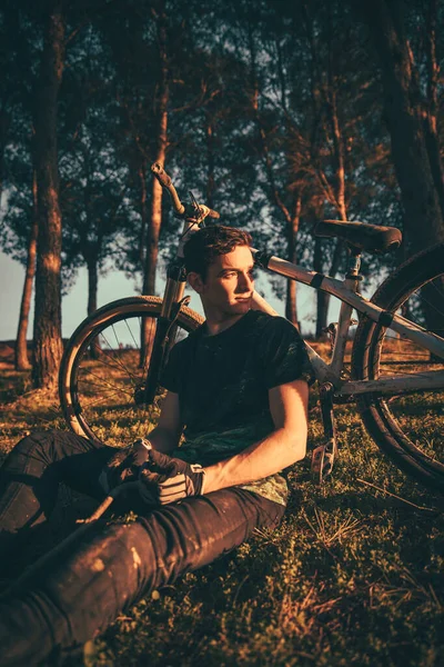 Ragazzo Premuroso Seduto Bicicletta Nel Parco Durante Tramonto — Foto Stock