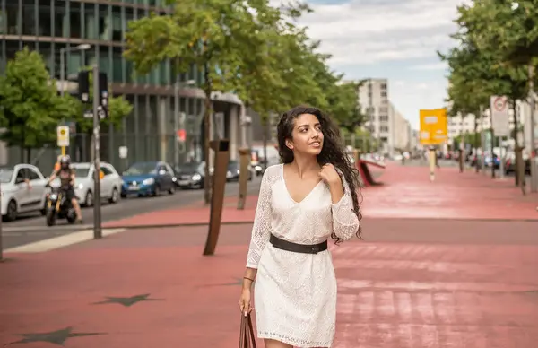 Jeune Femme Portant Une Robe Blanche Regardant Loin Tout Marchant — Photo