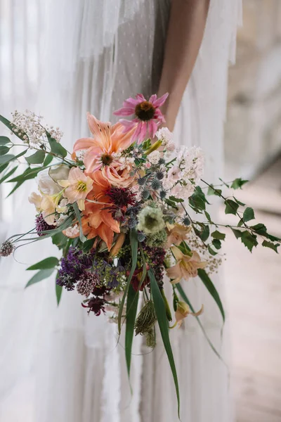 Braut Stehen Mit Blumenstrauß Der Hand — Stockfoto