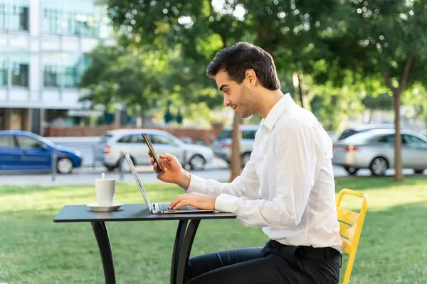 Бизнесмен Сидя Кафе Тротуаре Пользуется Мобильным Телефоном Ноутбуком — стоковое фото