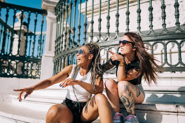 Des Amies Rient Pointant Contre Une Clôture Praca Comercio Lisbonne — Photo