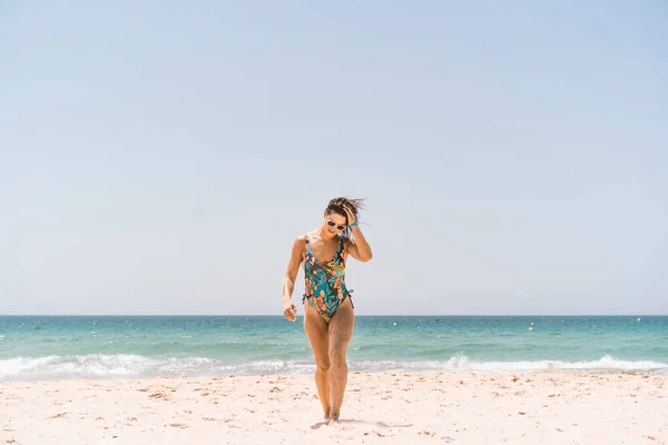 西班牙塔里法 一名身穿紧身衣和太阳镜的妇女走在Valdevaqueros海滩上 — 图库照片