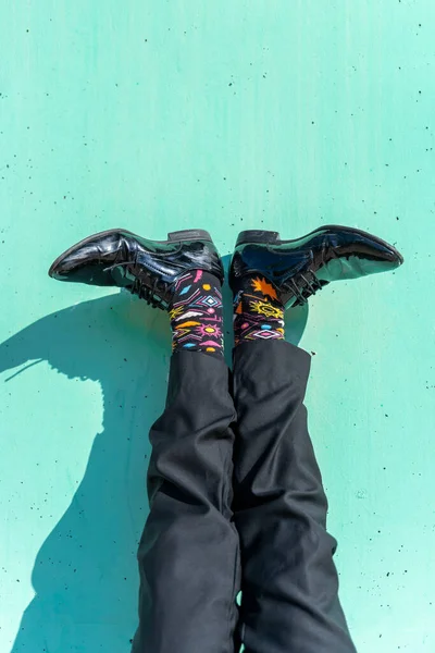 Pies Hombre Negocios Con Calcetines Colores Contra Pared Verde — Foto de Stock