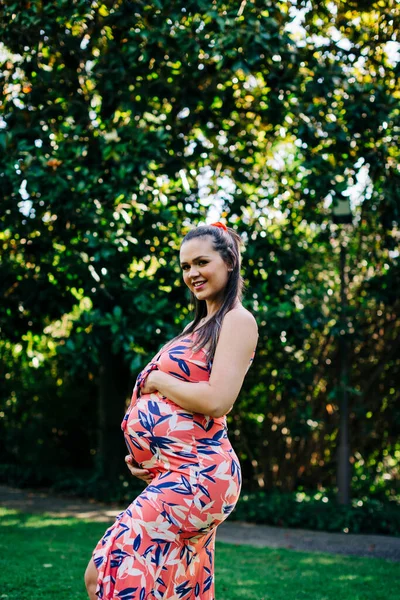 Sorrindo Mulher Grávida Parque Público — Fotografia de Stock