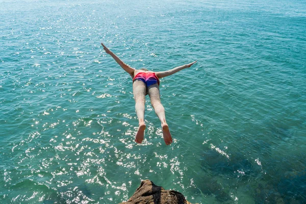 Hombre Adulto Medio Saltando Mar Día Soleado —  Fotos de Stock