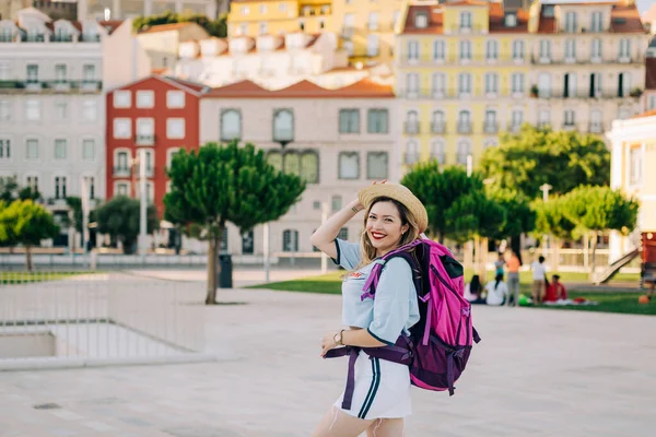 Mulher Bonita Com Mochila Usando Chapéu Enquanto Está Caminho Cidade — Fotografia de Stock