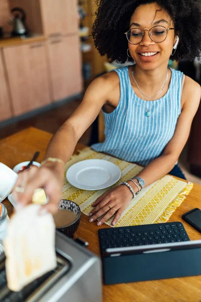 Young Woman Digital Tablet Table Making Breakfast Home — Stock Photo, Image