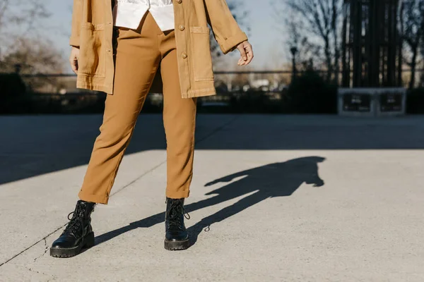 Partie Basse Jeune Femme Debout Sur Sentier — Photo