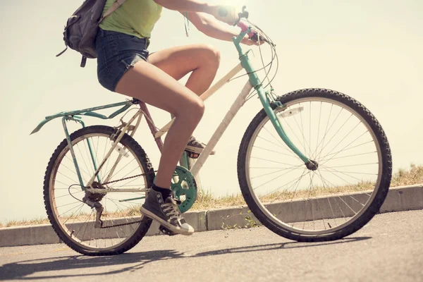 Nogi Młodej Kobiety Jadącej Rowerze Słoneczny Dzień — Zdjęcie stockowe