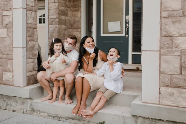 Familie Zâmbitoare Copii Care Poartă Mască Protecție Timp Stau Trepte — Fotografie, imagine de stoc