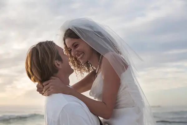 Romantische Pasgetrouwden Aan Het Strand Tegen Hemel Tijdens Zonsondergang — Stockfoto