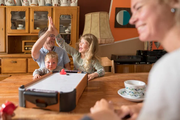 Happy Man Daughter Giving High Five Winning Air Hockey Home — Stock Photo, Image