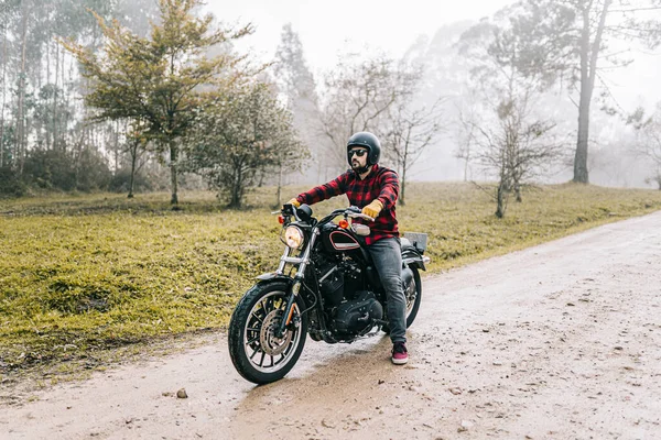 Homme Avec Moto Sur Route Terre Par Temps Brumeux — Photo