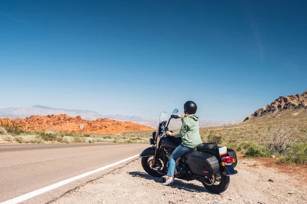 Woman Riding Motorfiets Tijdens Zomer Road Trip Nevada Verenigde Staten — Stockfoto