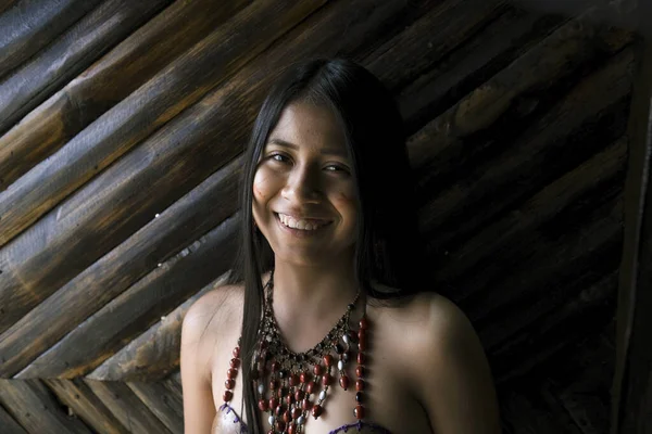 年轻的瓜拉尼妇女面对竹墙笑着 Misahualli — 图库照片