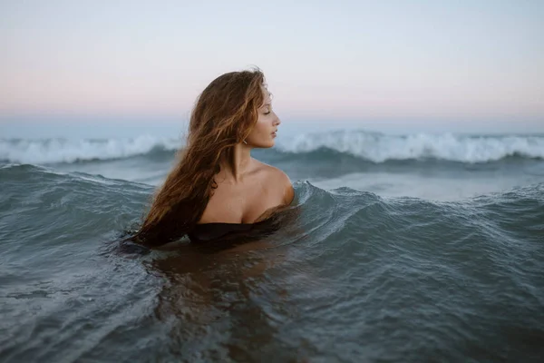 Beautiful Young Woman Sea Beach Sunset — Zdjęcie stockowe
