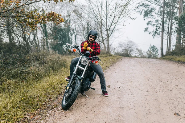 Homme Motard Portant Des Gants Tout Étant Assis Sur Moto — Photo