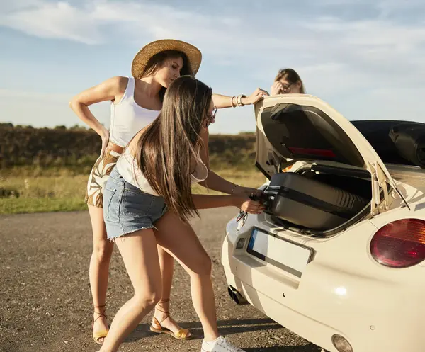 Female Friends Removing Suitcase Car Trunk — Stock Photo, Image