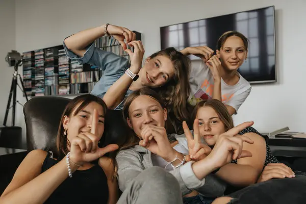 Amigos Haciendo Forma Corazón Amor Texto Casa — Foto de Stock