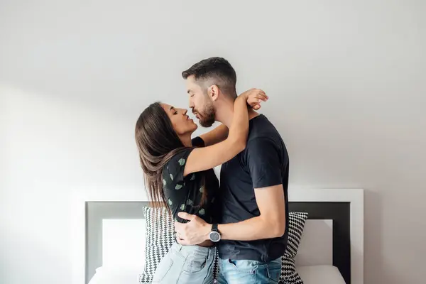 Romantisch Paar Omarmen Elkaar Terwijl Knielen Bed Thuis — Stockfoto