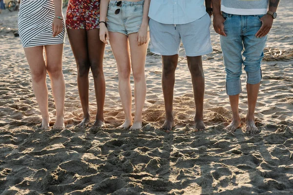 少数朋友站在沙滩上 — 图库照片
