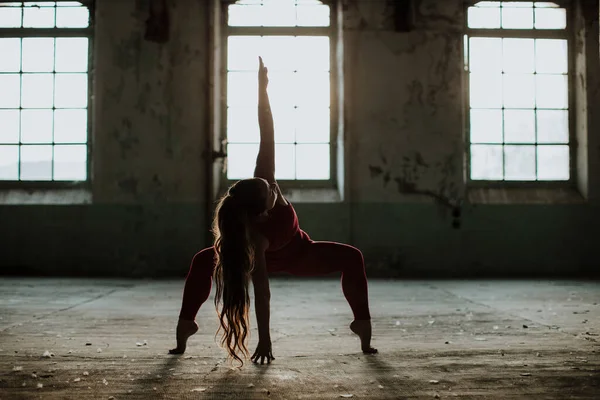 Sportler Übt Yoga Stellung Stillgelegter Fabrik — Stockfoto