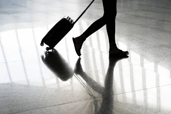 Ноги Молодої Жінки Йдуть Аеропорту — стокове фото